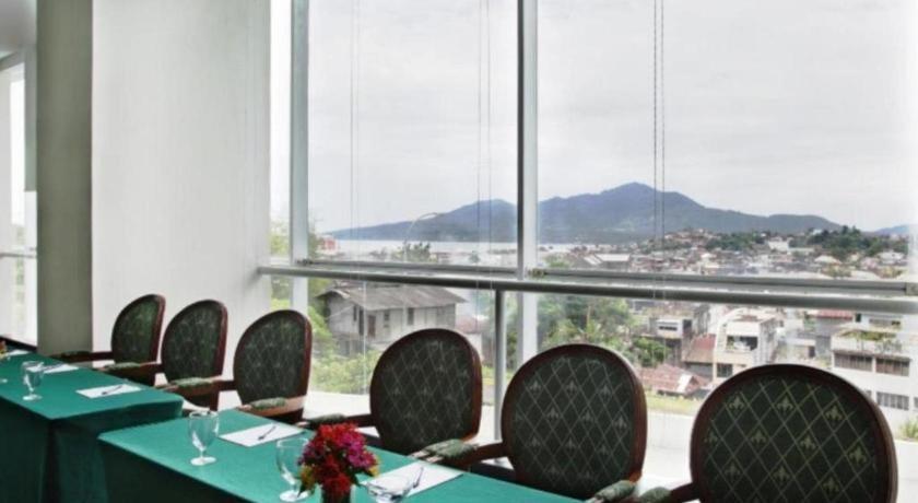 Sintesa Peninsula Hotel Manado Exterior foto