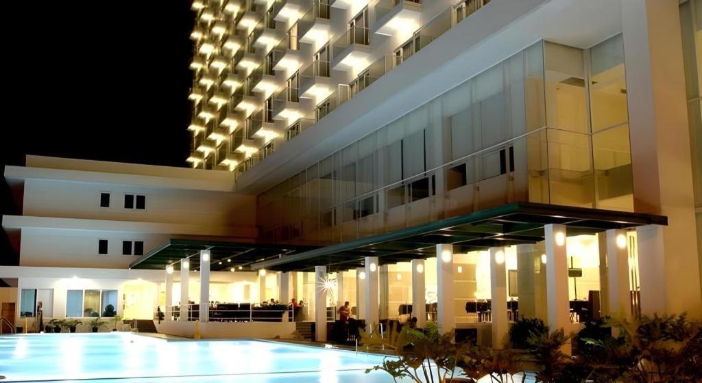 Sintesa Peninsula Hotel Manado Exterior foto