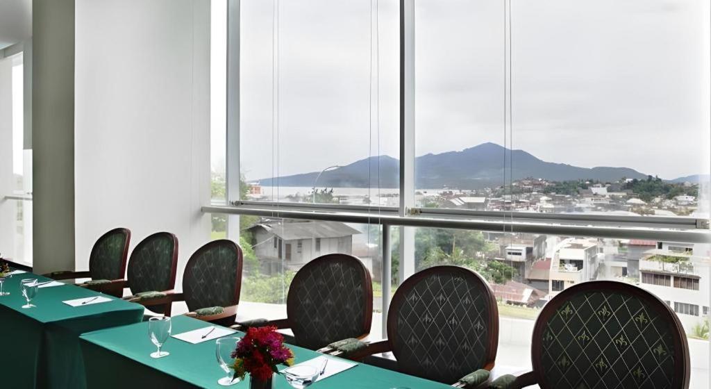 Sintesa Peninsula Hotel Manado Exterior foto